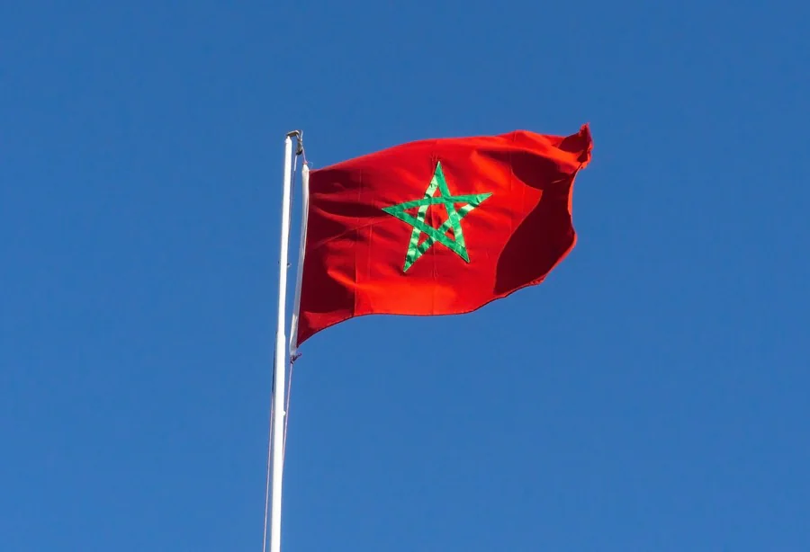 Le drapeau rouge avec étoile verte dans le monde contemporain