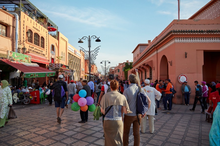 Quelles sont les activités incontournables sur la place Jemaa el Fna à Marrakech ?