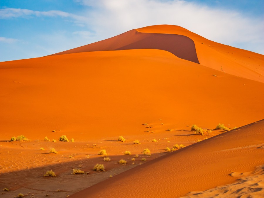 Quelles sont les légendes et histoires associées aux dunes de l'Erg Chebbi ?