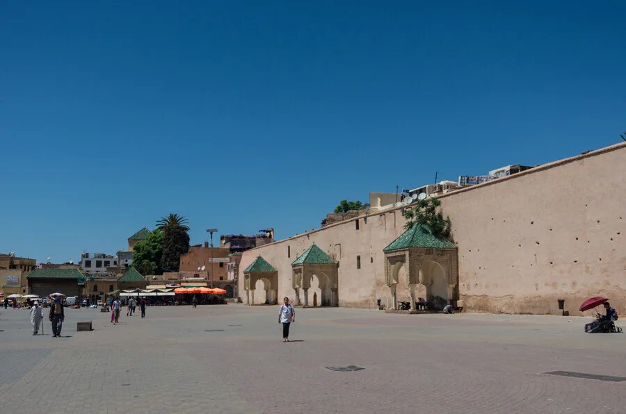 Quels sont les endroits incontournables à visiter lors d'un tour en voiture au Maroc ?