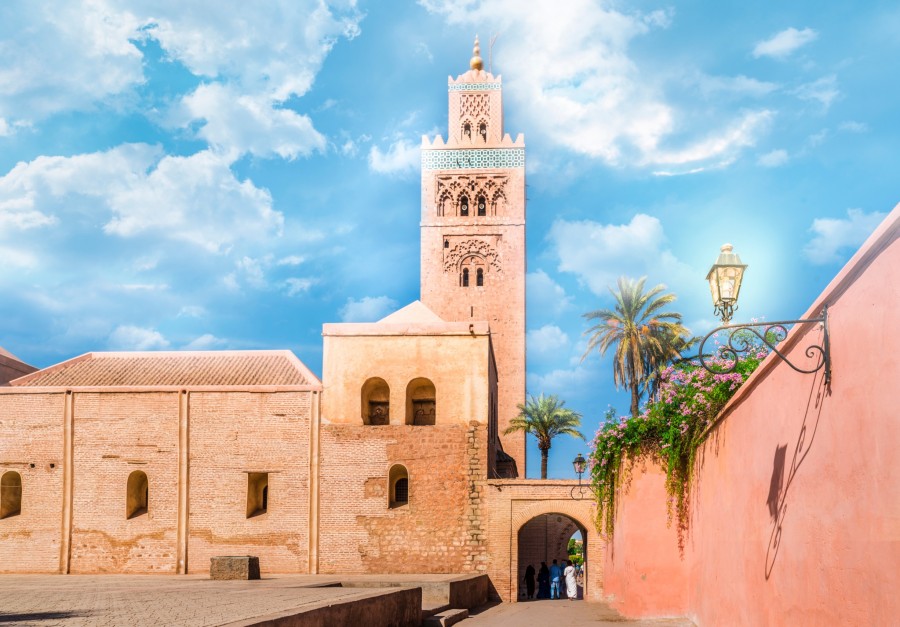 Quels sont les points d'intérêt majeurs autour de la Place Jemaa el Fna à Marrakech ?